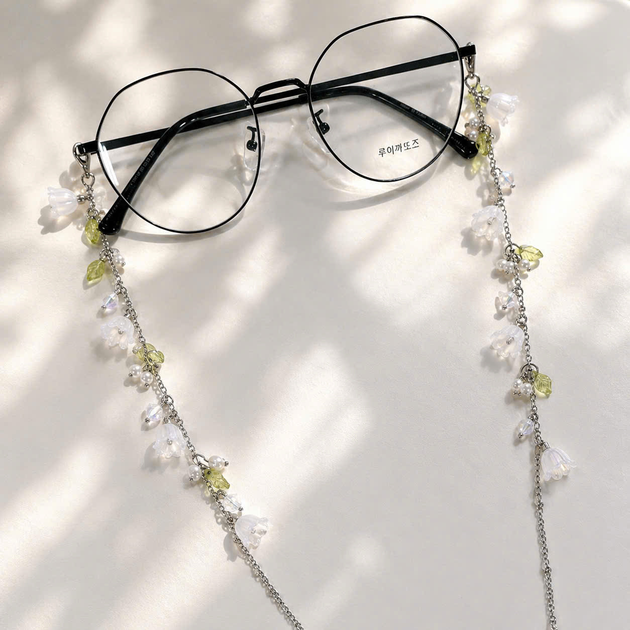 Lily Flower Glasses Chain - Handmade White Floral Eyeglass Holder Necklace, Elegant Beaded Eyewear accessory